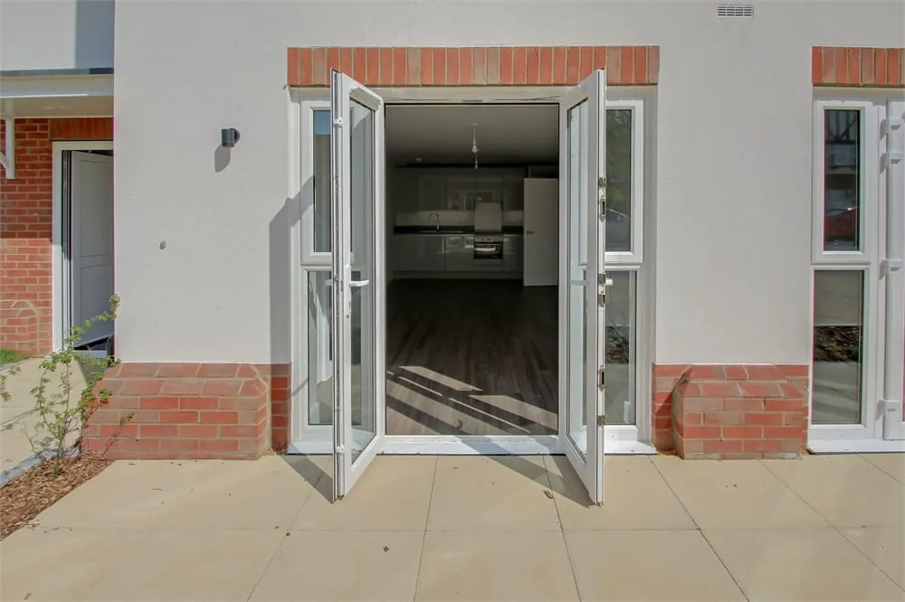 Flat Bathurst Walk in Richings Park