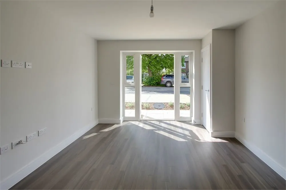 Flat Bathurst Walk in Richings Park