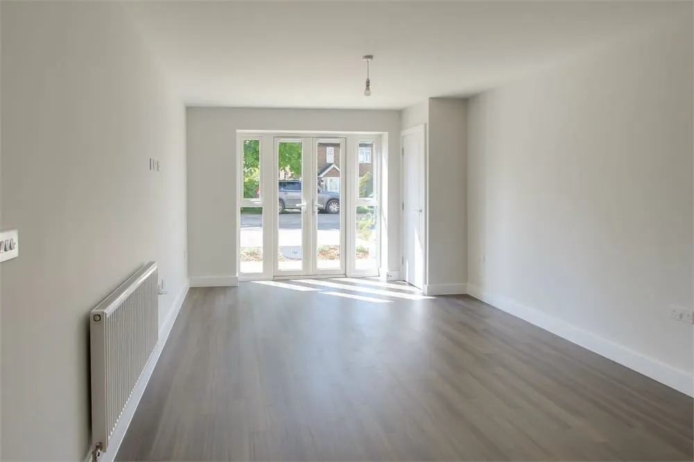 Flat Bathurst Walk in Richings Park