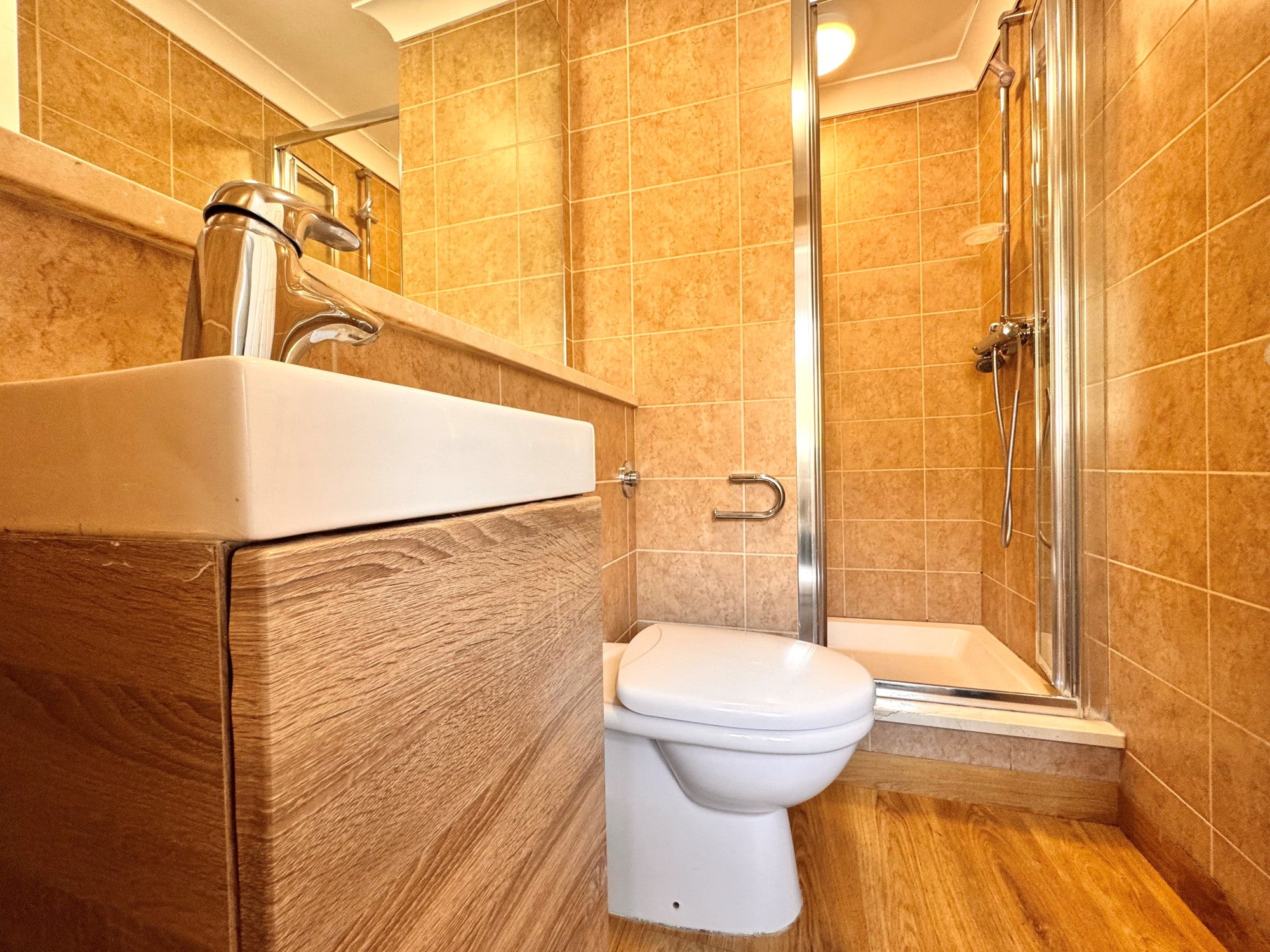 Room Warwick Road in Greater London