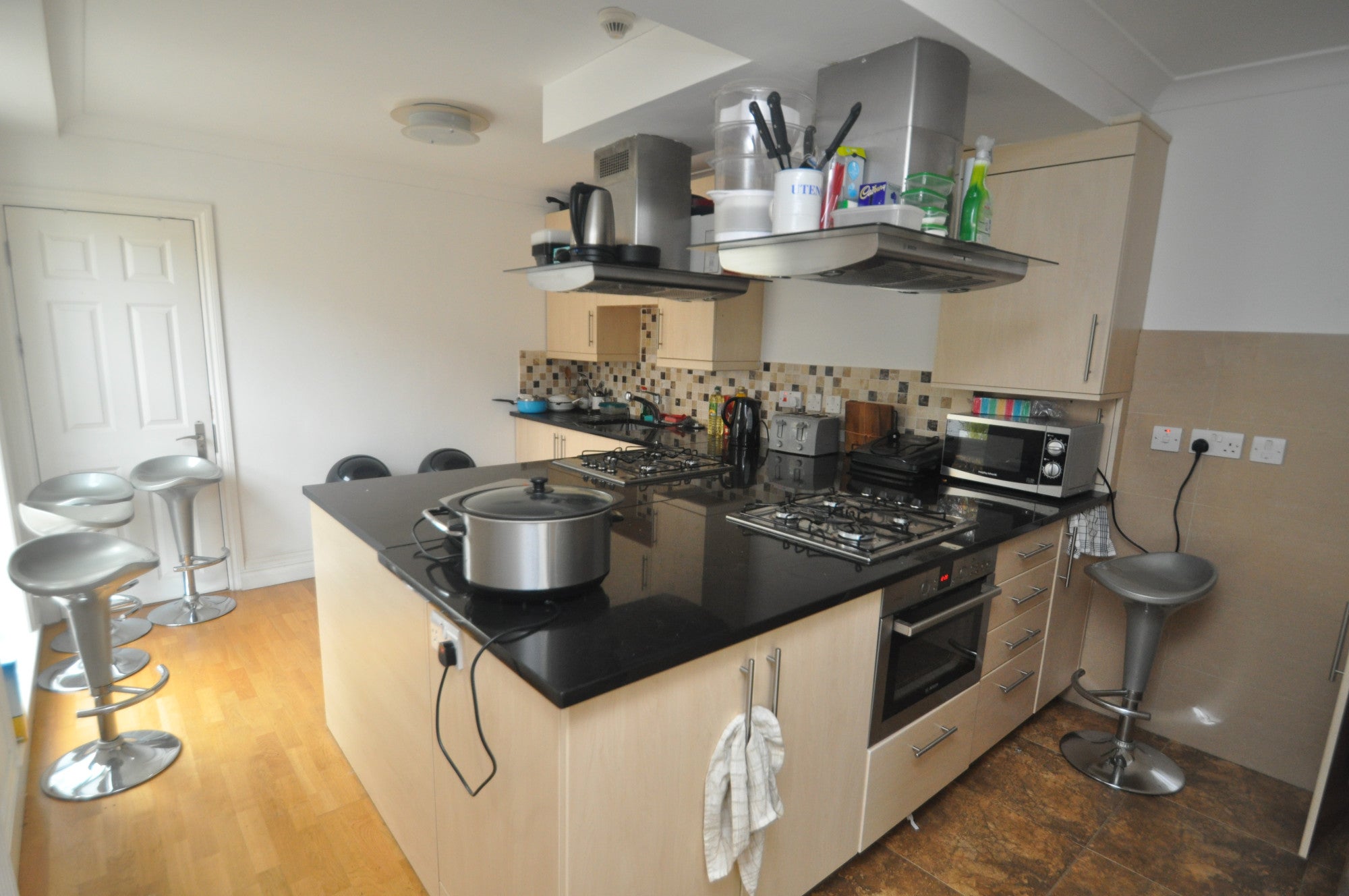Room Warwick Road in Greater London
