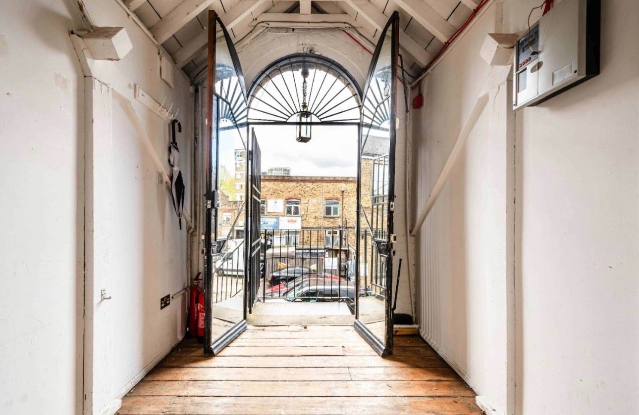 Room Mile End Road in Greater London