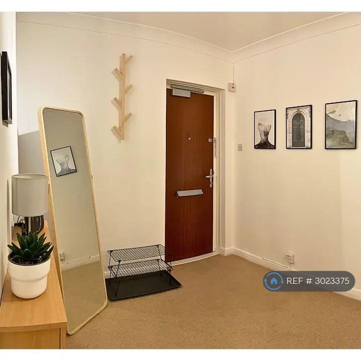 Flat Victoria Drive in Greater London