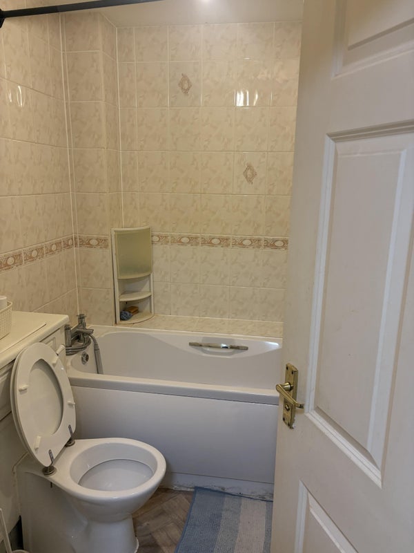 Room Lakeside Avenue in Greater London