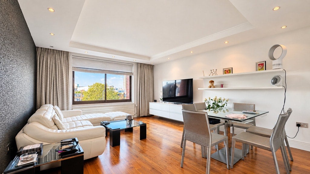 Flat Lorne Gardens in Greater London