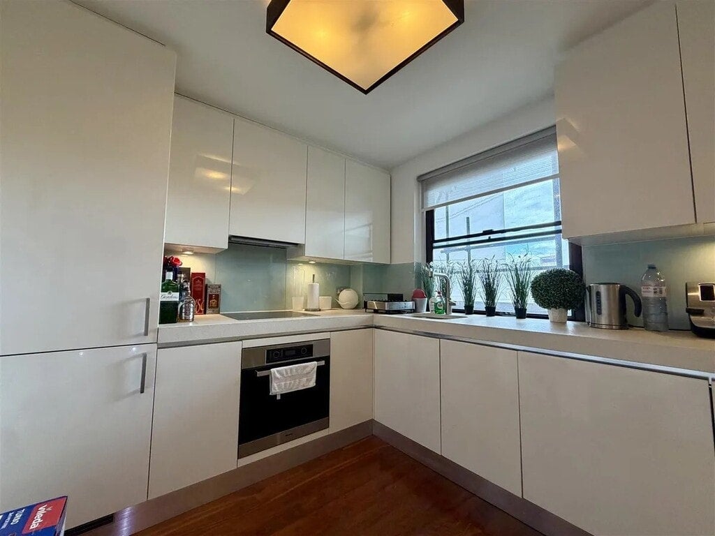 Flat Lorne Gardens in Greater London
