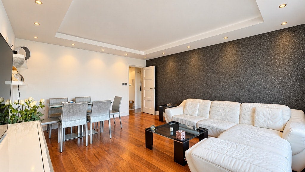 Flat Lorne Gardens in Greater London