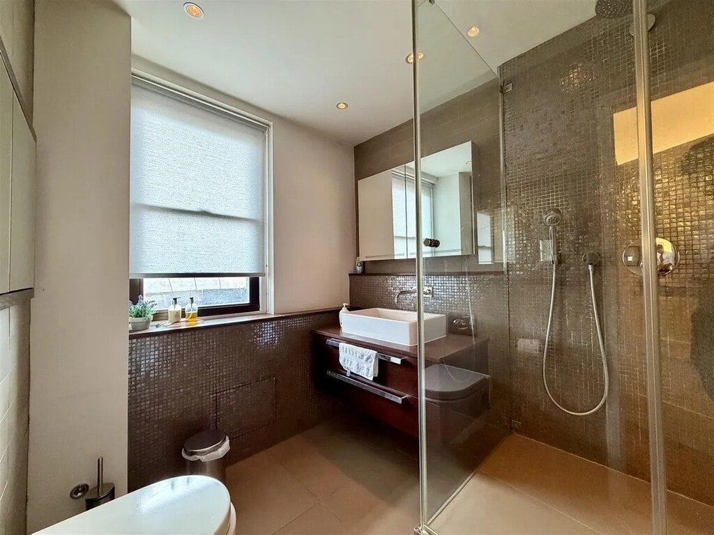 Flat Lorne Gardens in Greater London
