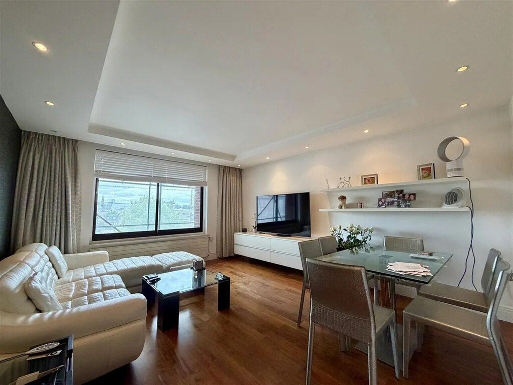 Flat Lorne Gardens in Greater London