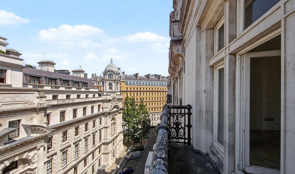 Flat Whitehall Court in City of Westminster