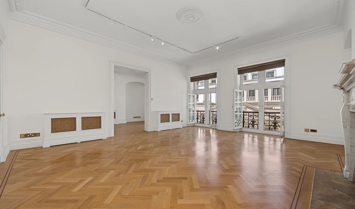 Flat Whitehall Court in City of Westminster