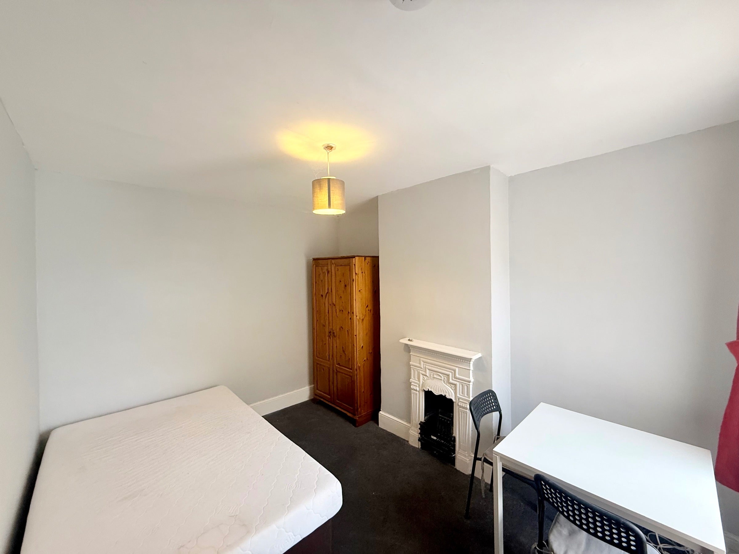 Room Adelaide Road in Ipswich