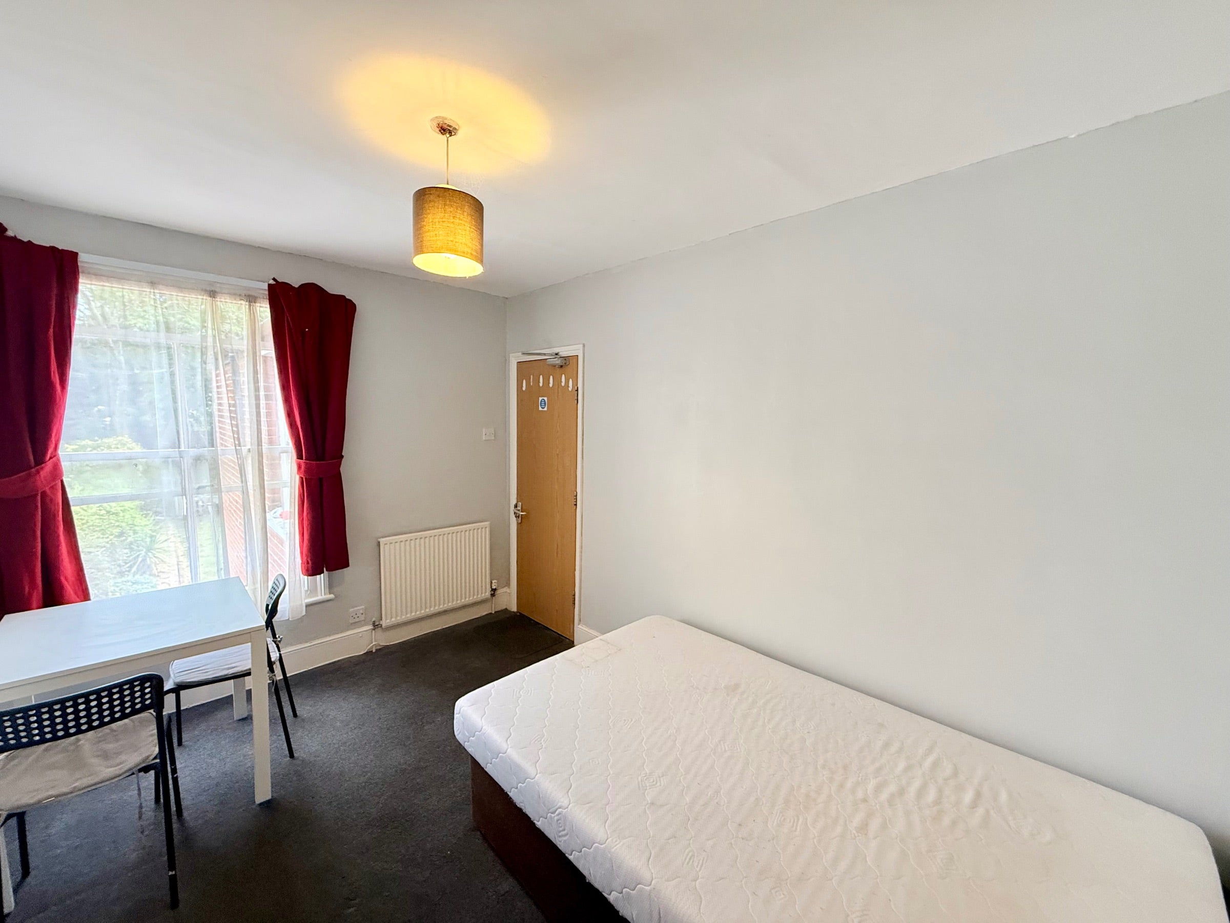 Room Adelaide Road in Ipswich