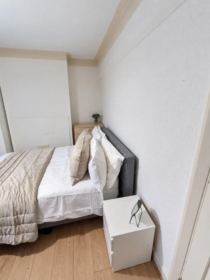 Room Rosemont Road in London