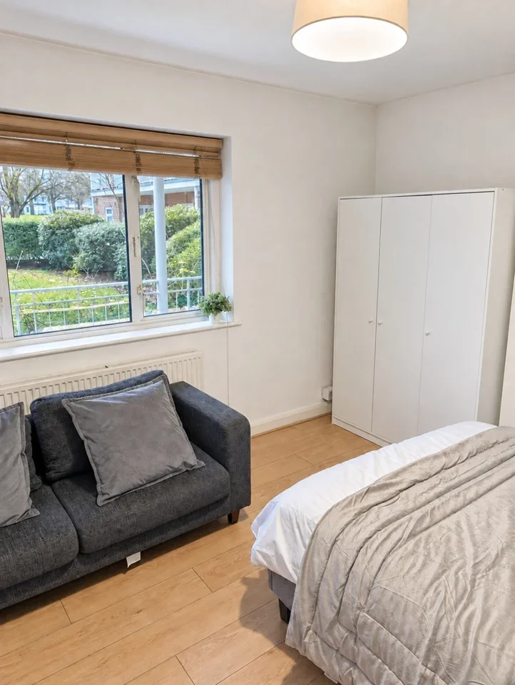 Room Rosemont Road in London
