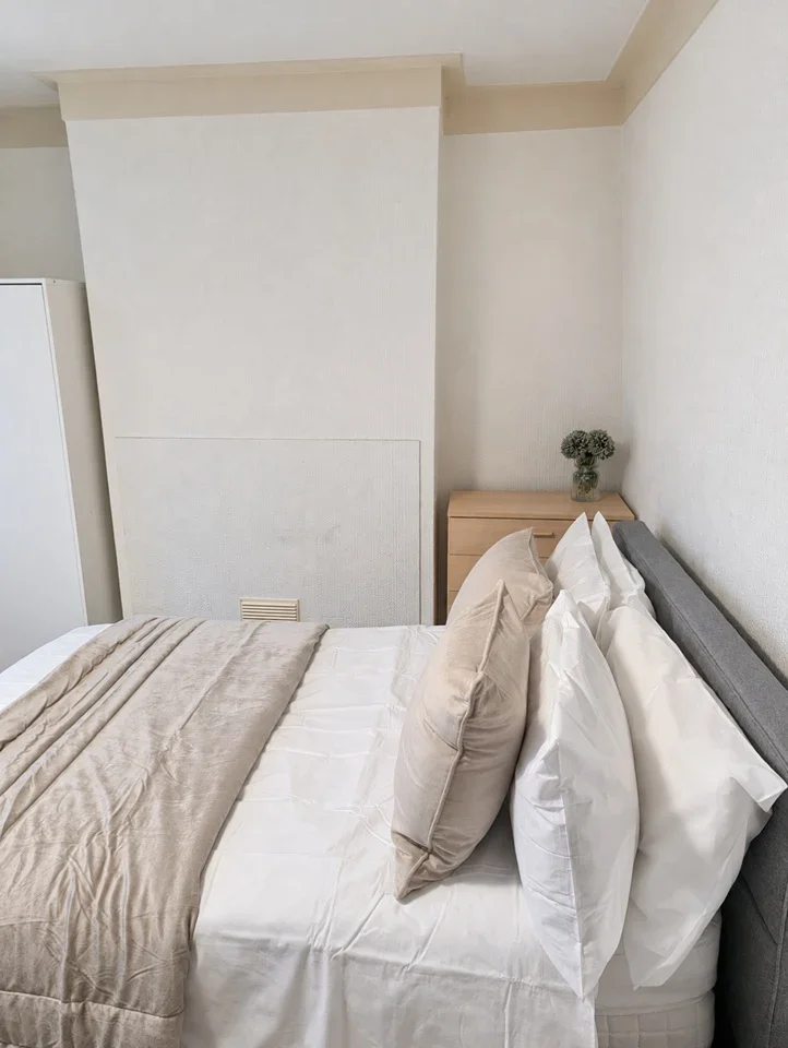 Room Rosemont Road in London