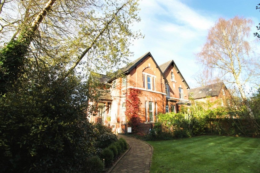 Flat Mauldeth Close in Cheadle