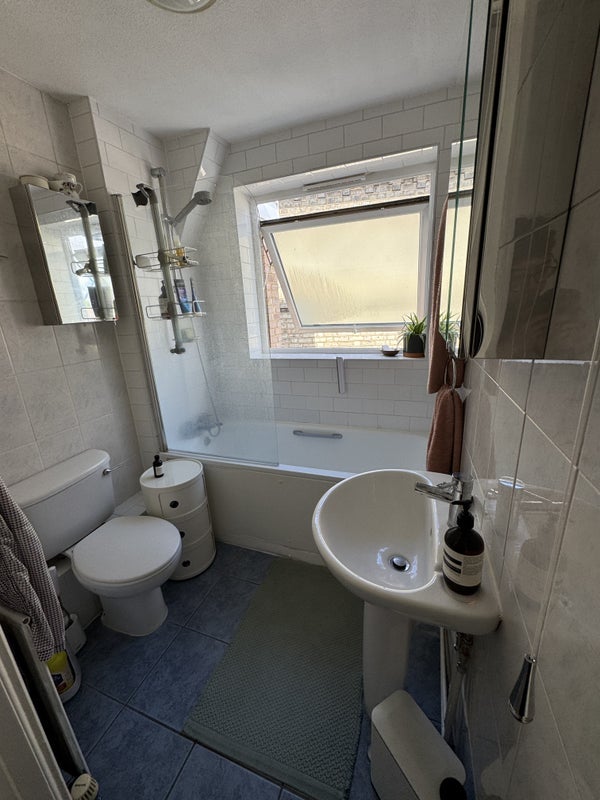 Room Clarence Road in Greater London