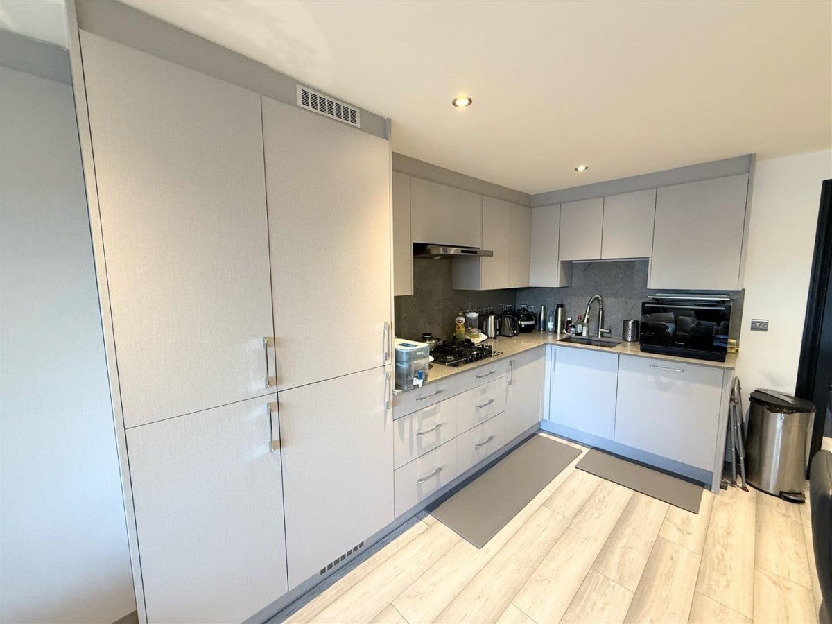 Flat Watford Way in Greater London
