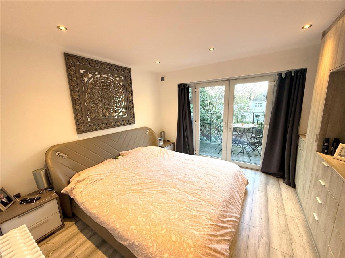 Flat Watford Way in Greater London
