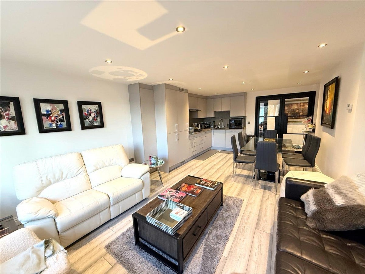 Flat Watford Way in Greater London