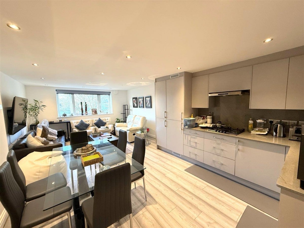 Flat Watford Way in Greater London