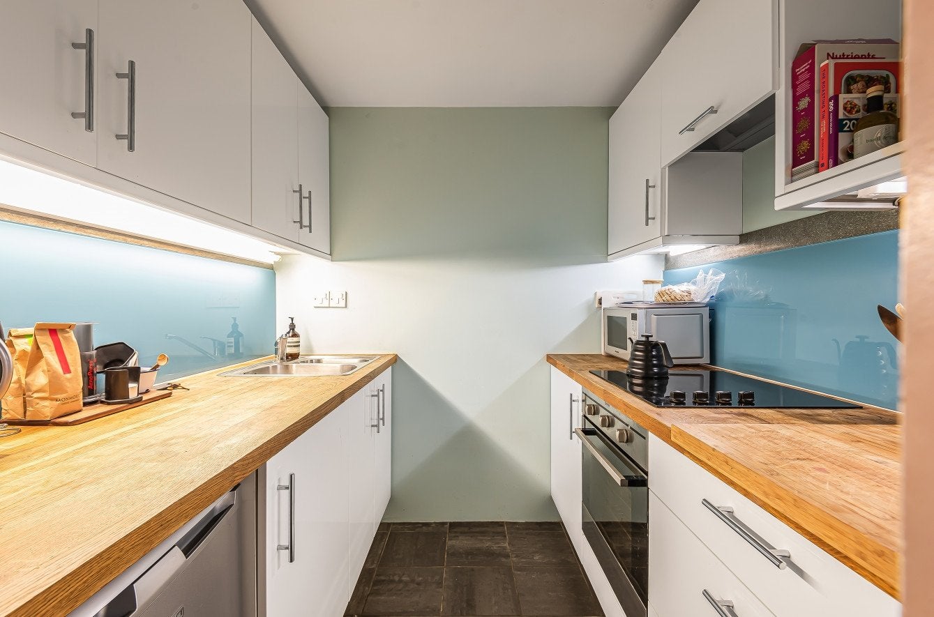 Flat Grange Road in Greater London