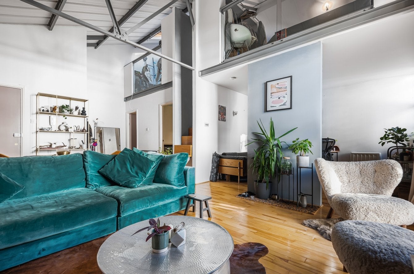 Flat Grange Road in Greater London