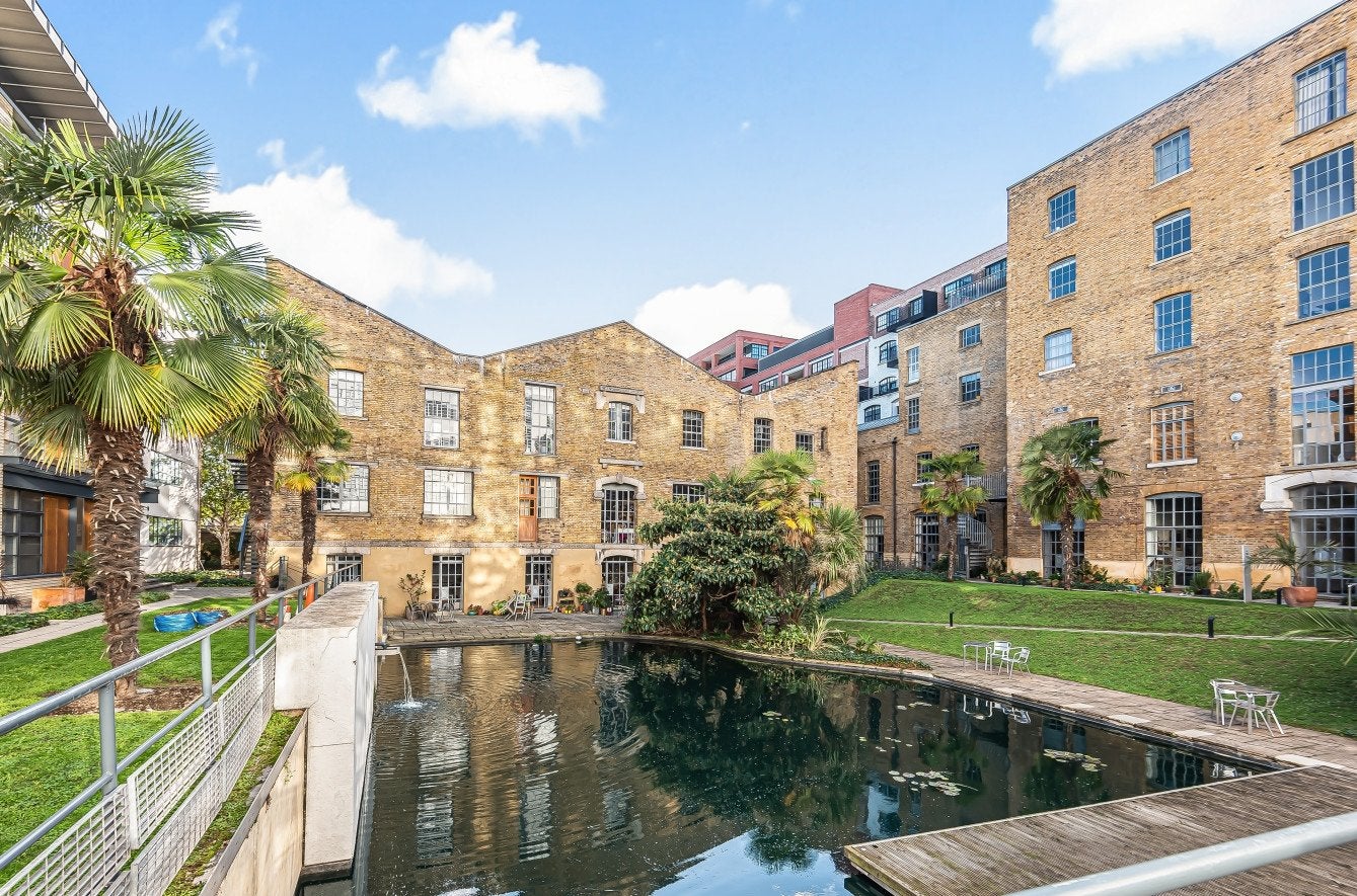 Flat Grange Road in Greater London
