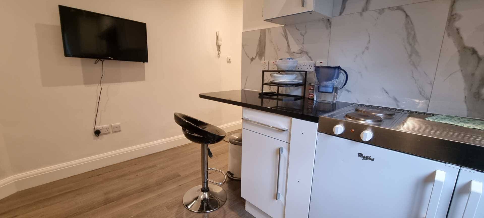 Flat Warwick Gardens in Greater London