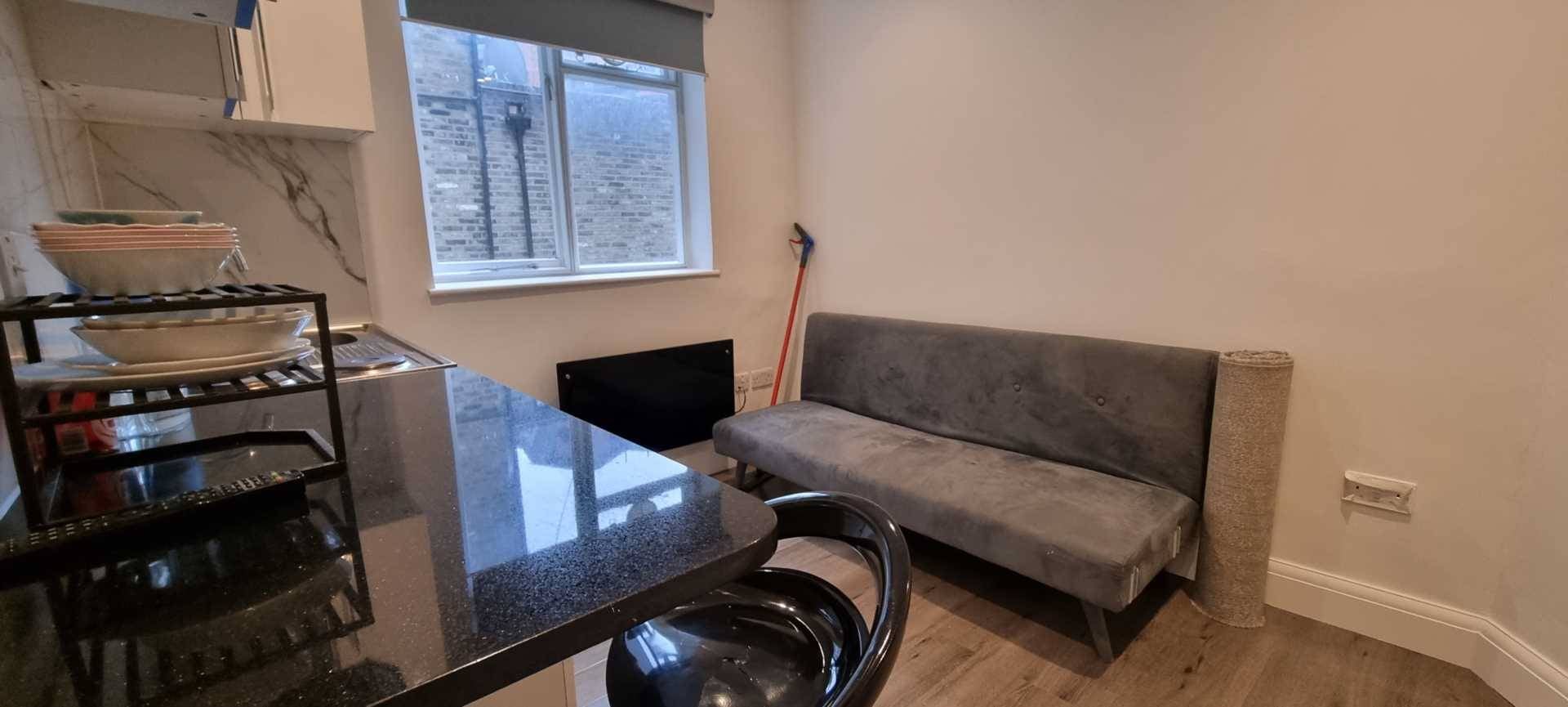 Flat Warwick Gardens in Greater London