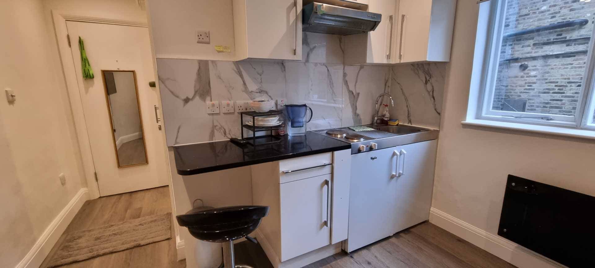 Flat Warwick Gardens in Greater London