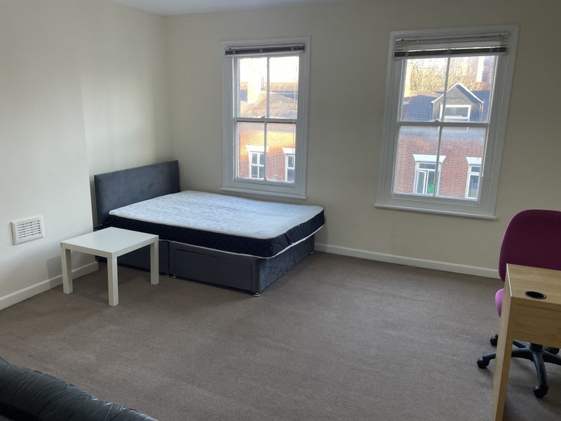 Room Alfreton Road in Nottingham