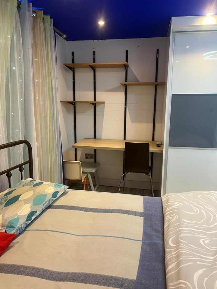 Room Horsham Road in Greater London