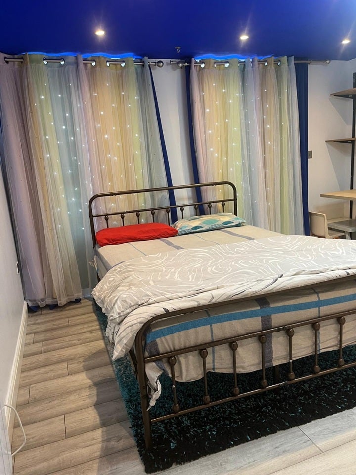 Room Horsham Road in Greater London