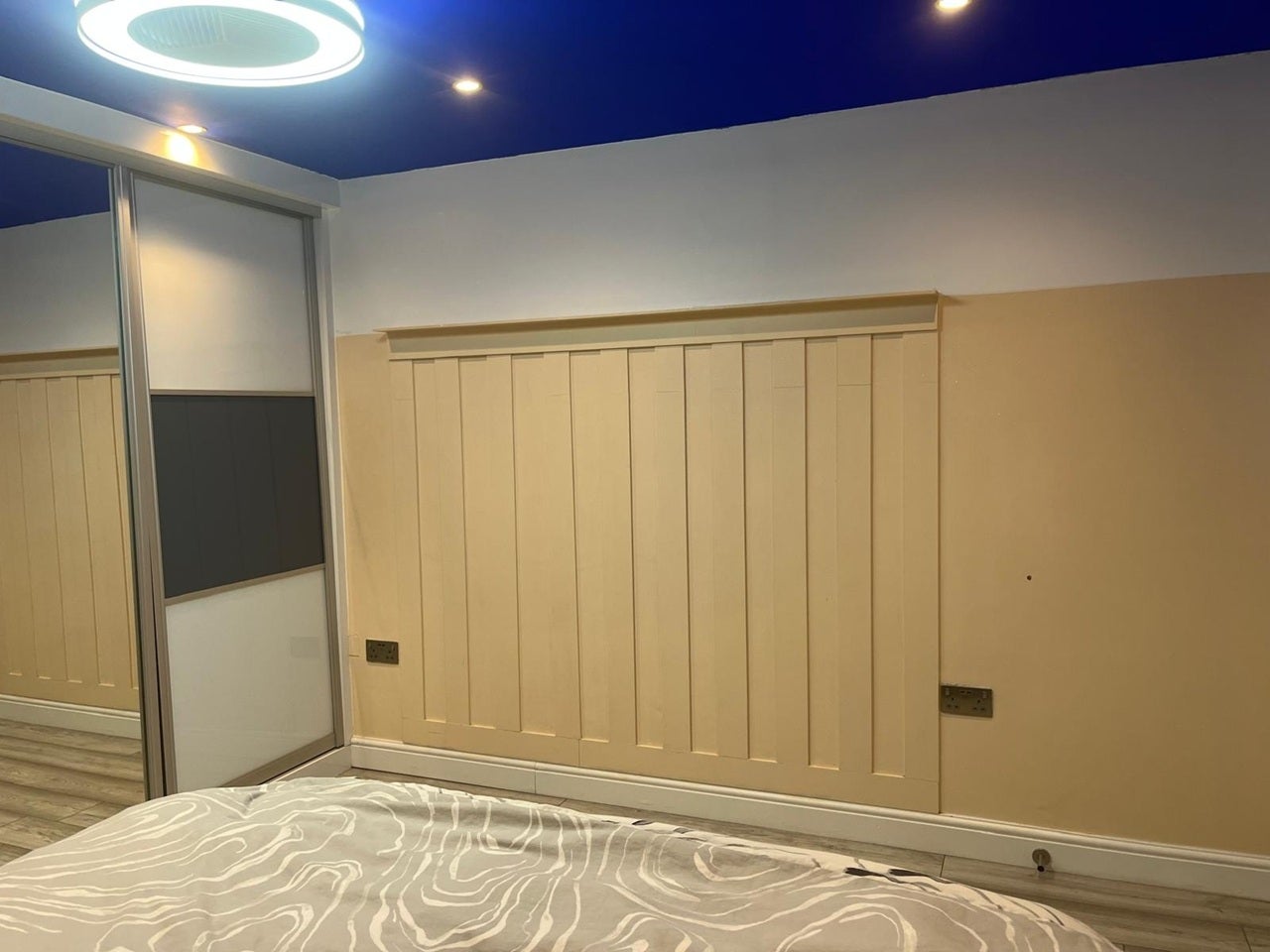 Room Horsham Road in Greater London