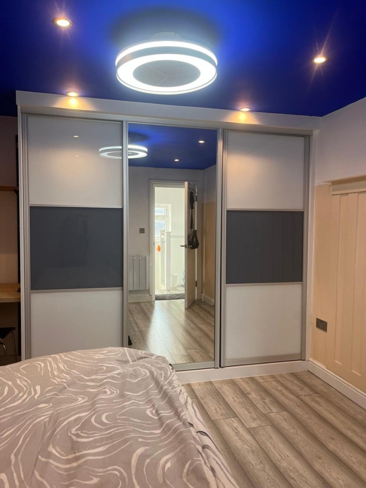 Room Horsham Road in Greater London