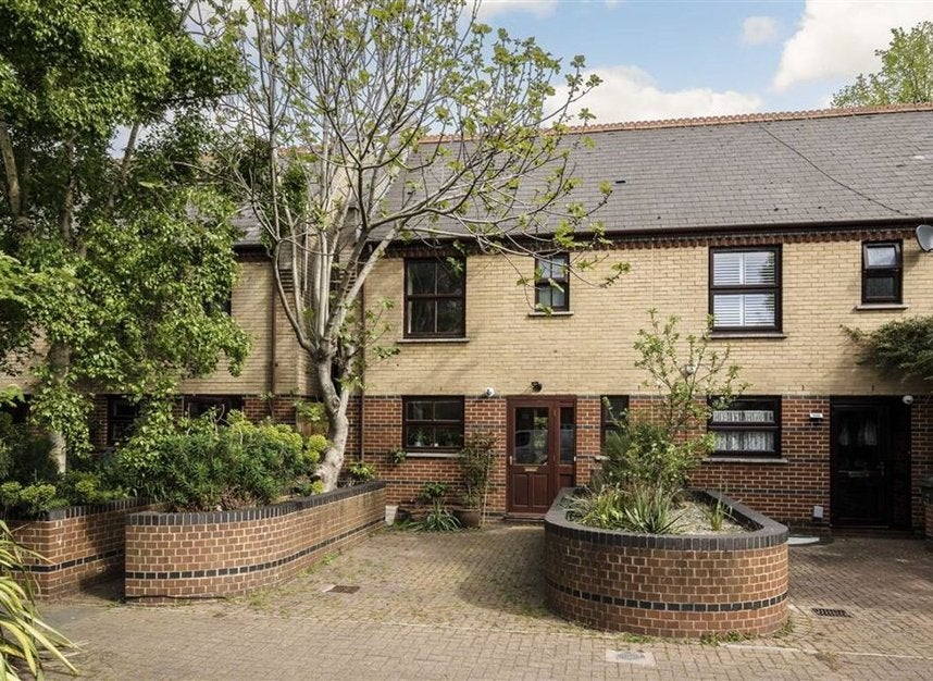 House Langley Lane in Greater London