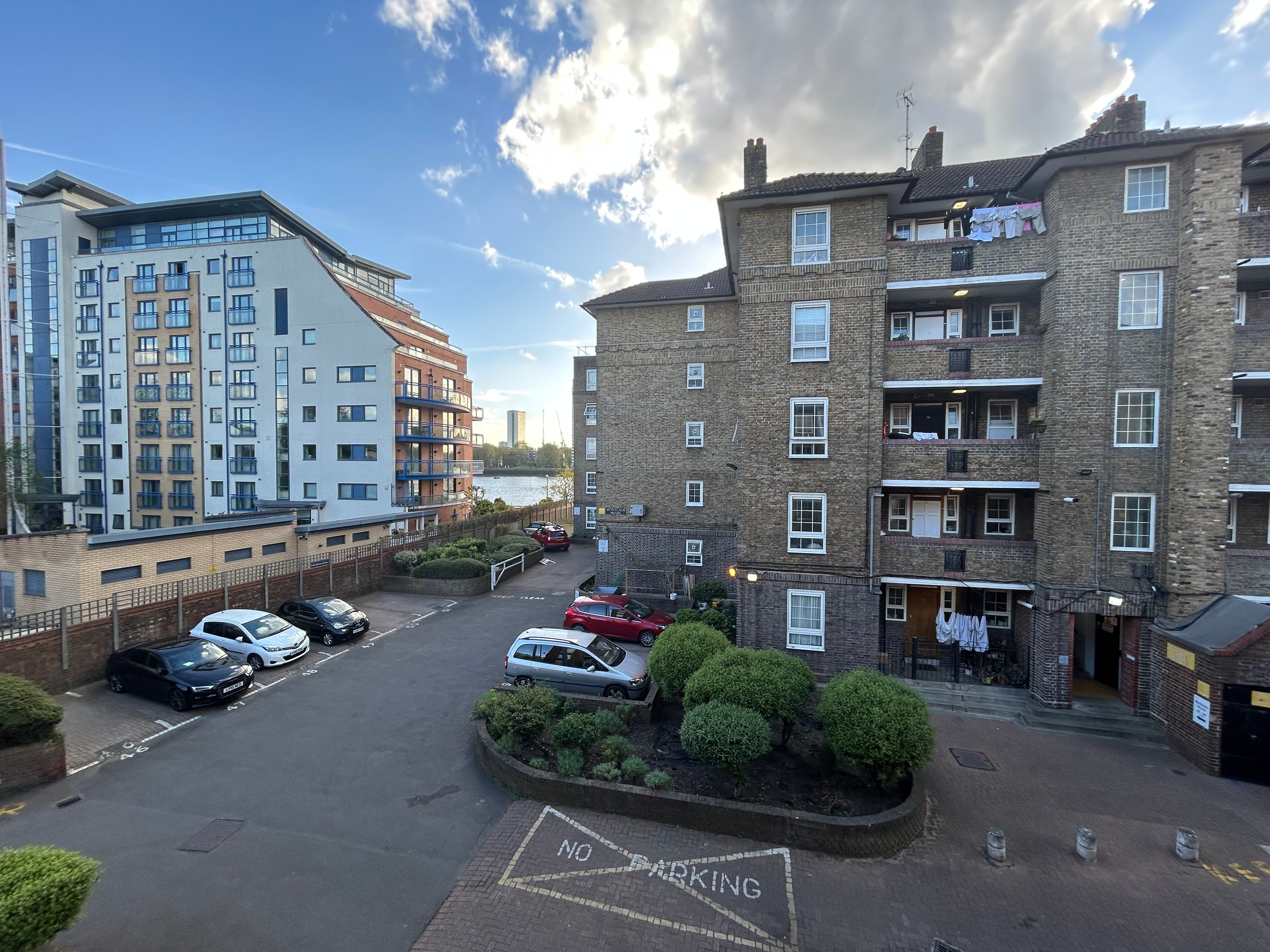 Flat Westferry Road in Greater London