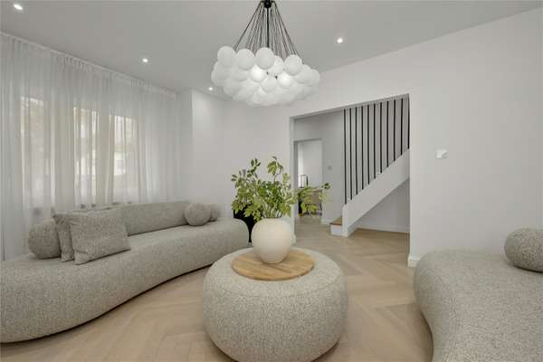 House Couchmore Avenue in Elmbridge