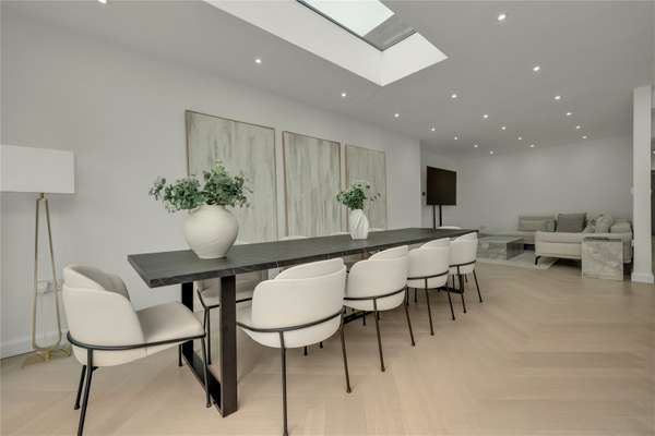 House Couchmore Avenue in Elmbridge