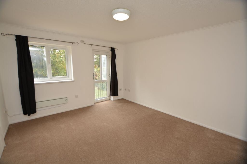 Flat Victoria Road in Slough
