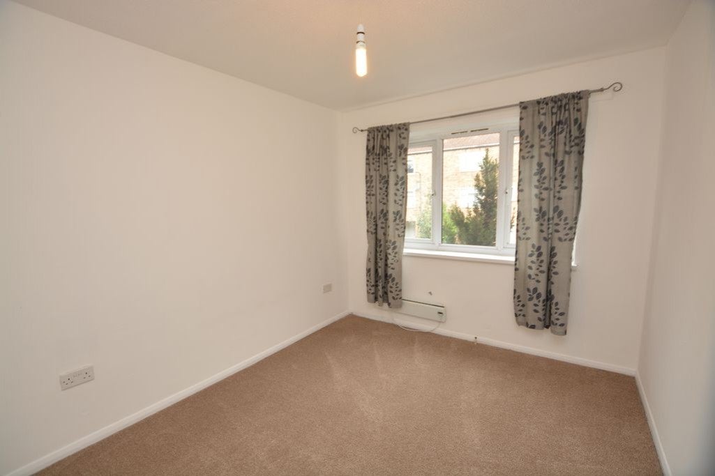 Flat Victoria Road in Slough