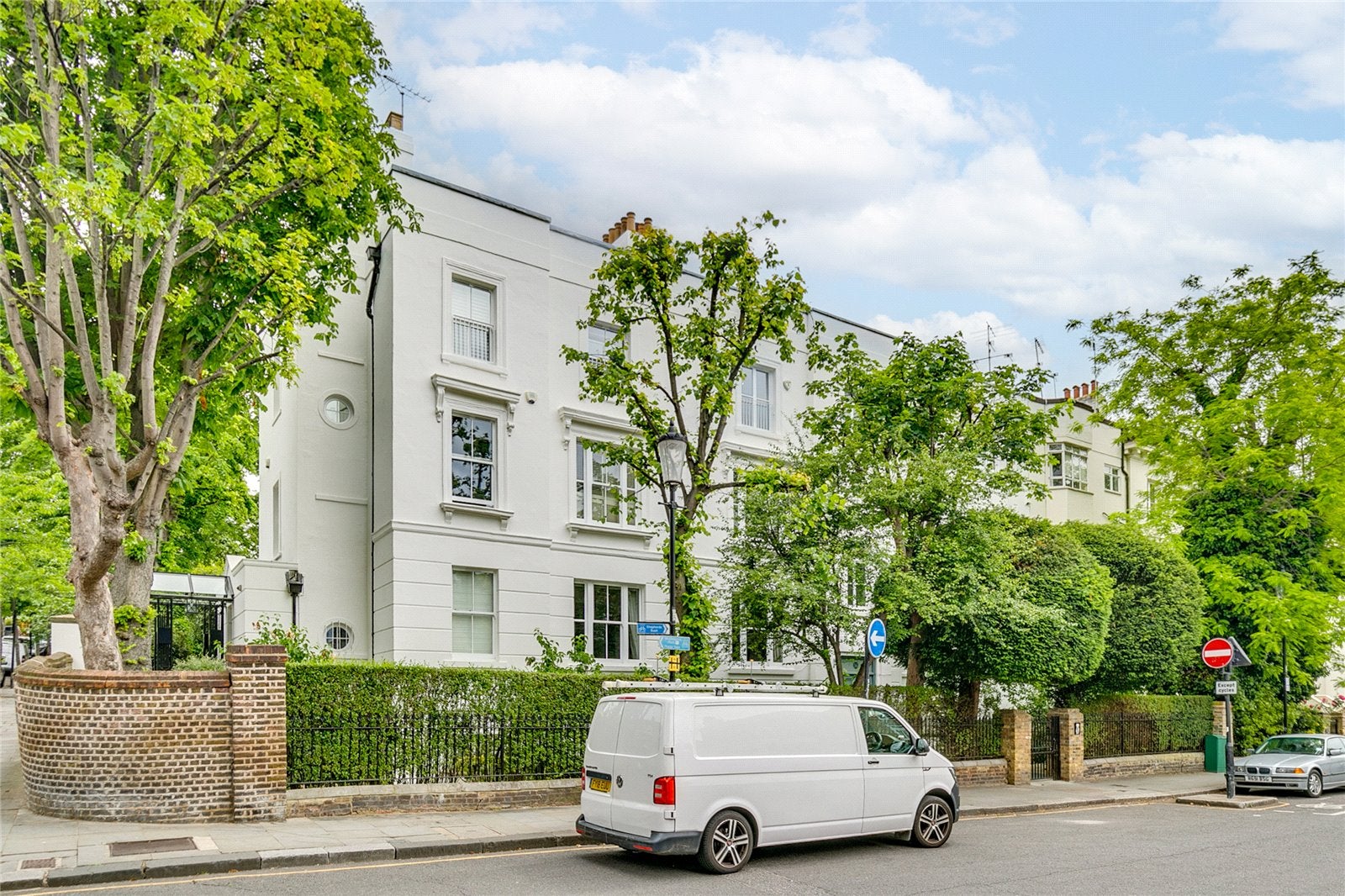 Flat Clarendon Road in Greater London