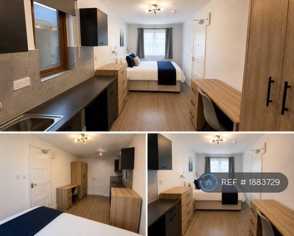 Room Antelope Avenue in Grays