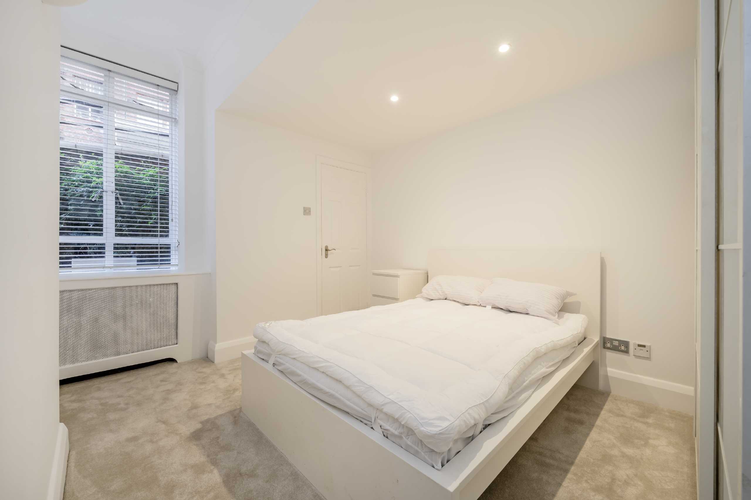 Flat Oakwood Court in Greater London