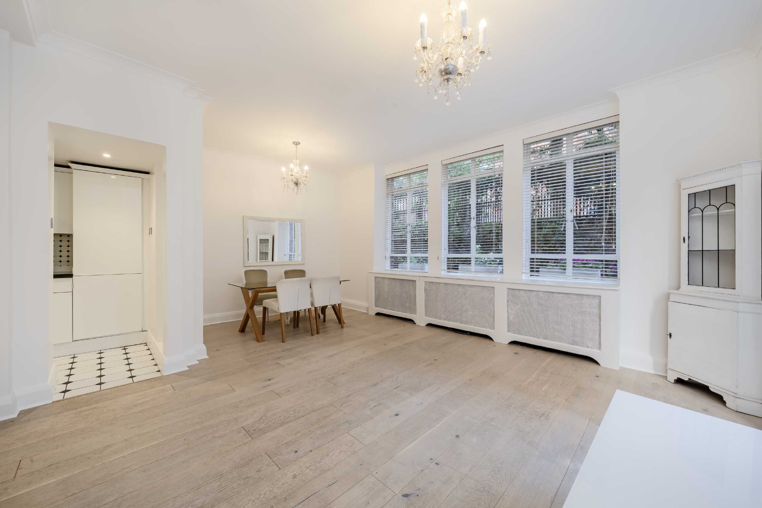Flat Oakwood Court in Greater London