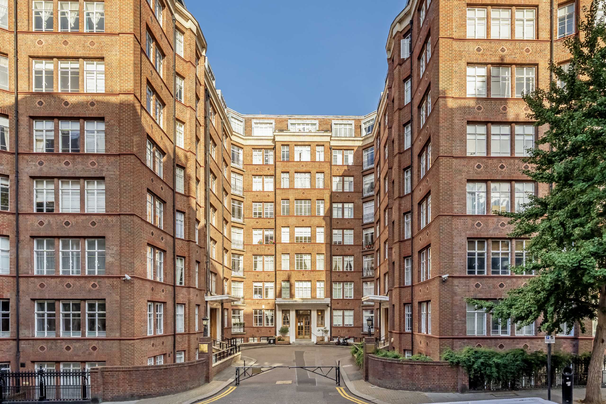 Flat Oakwood Court in Greater London