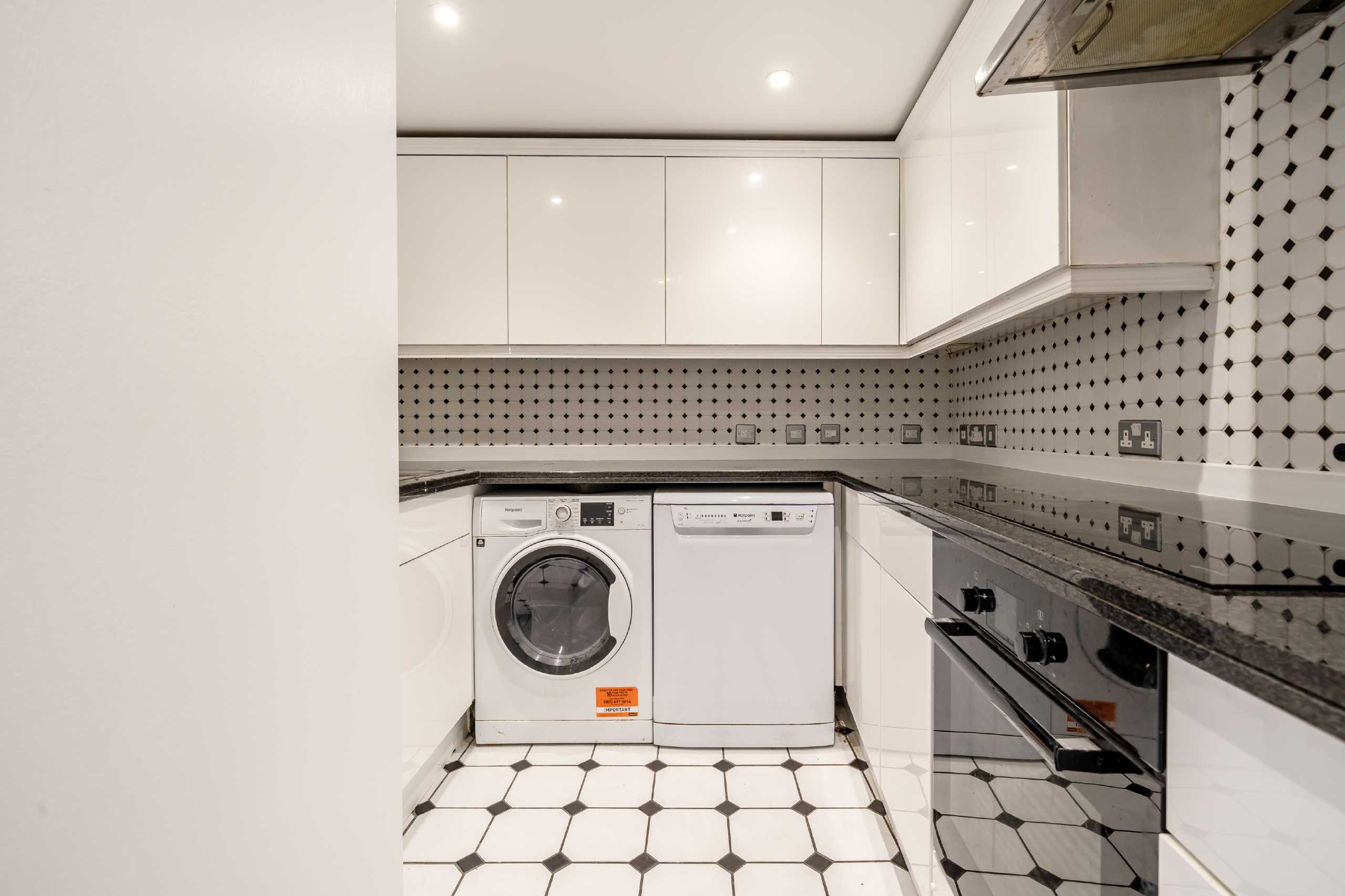 Flat Oakwood Court in Greater London