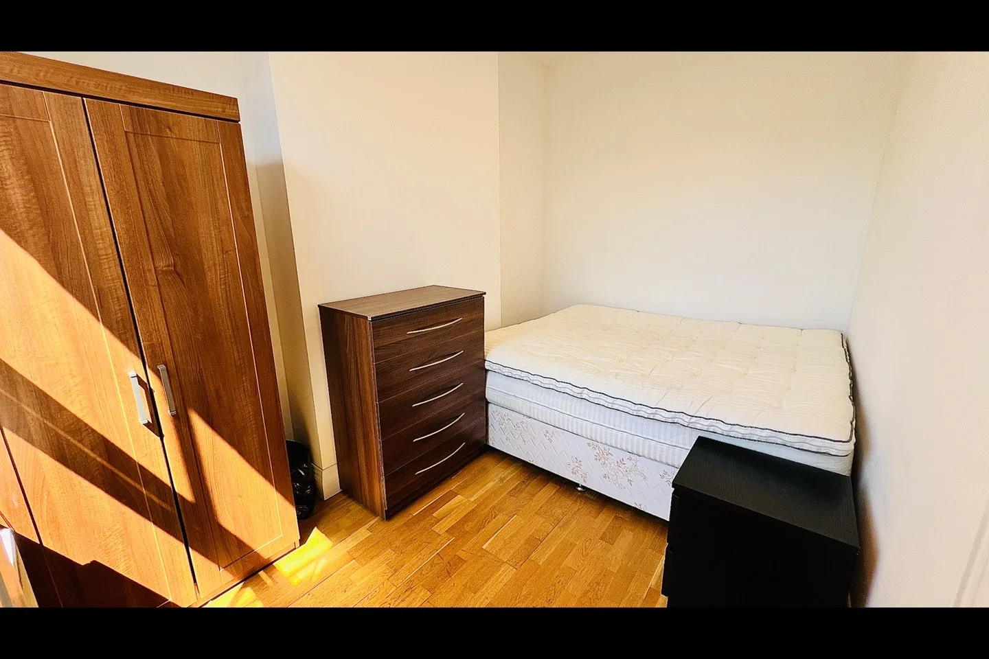 Flat Golders Green Road in Greater London